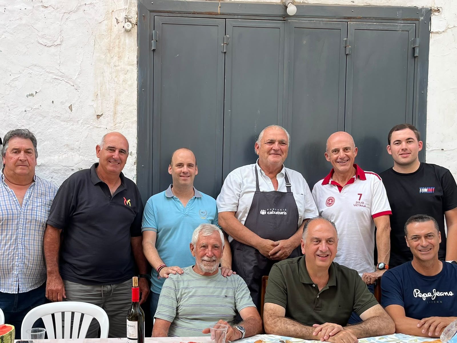 El conseller de Emergencia e Interior, Juan Carlos Valderrama, a la derecha del alcalde Turís, Paco Ricau, en el almuerzo popular.