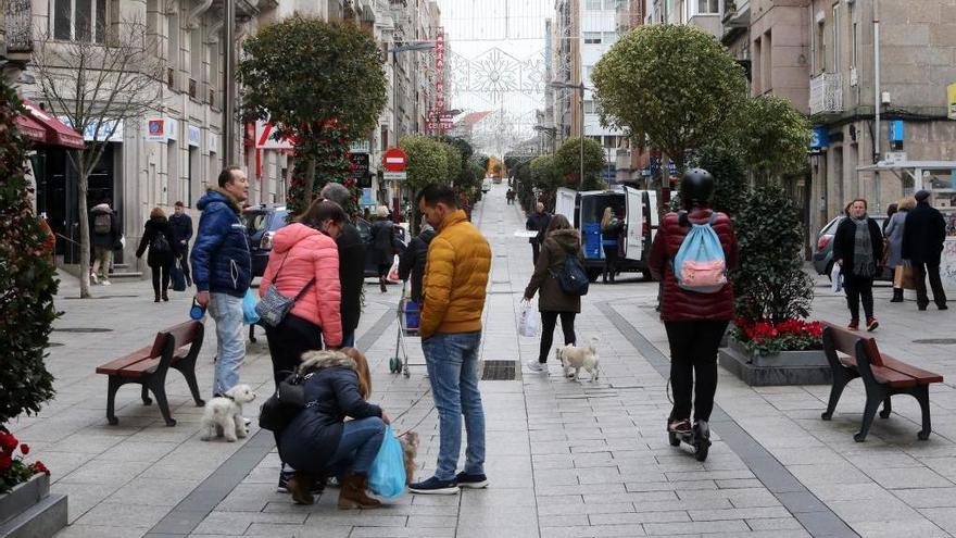 Viandantes en la zona peatonal de O Calvario, barrio donde la Policía Nacional erradicó un punto negro de venta de drogas. // Marta G. Brea