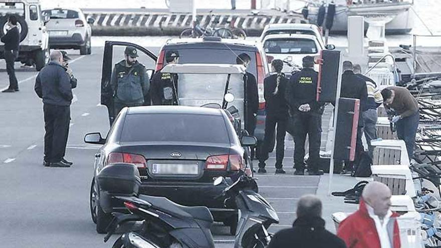 Agentes de la Guardia Civil, ayer, en el Club de Mar junto al cuerpo de la víctima.