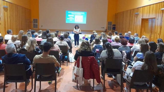 Numerosos hombres y mujeres siguieron con atención la charla taller.