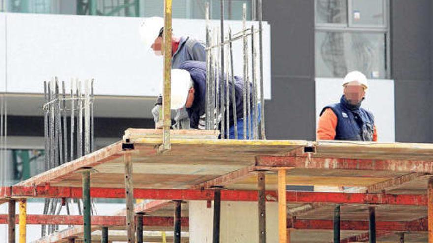 Operarios de la construcción trabajando en una obra en Elche, en una imagen reciente.