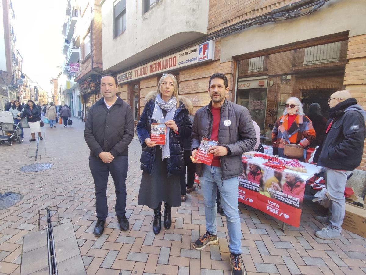 Andrés González, Patricia Martín e Ismael Pérez Aguado, en una mesa de campaña en la calle Herreros.