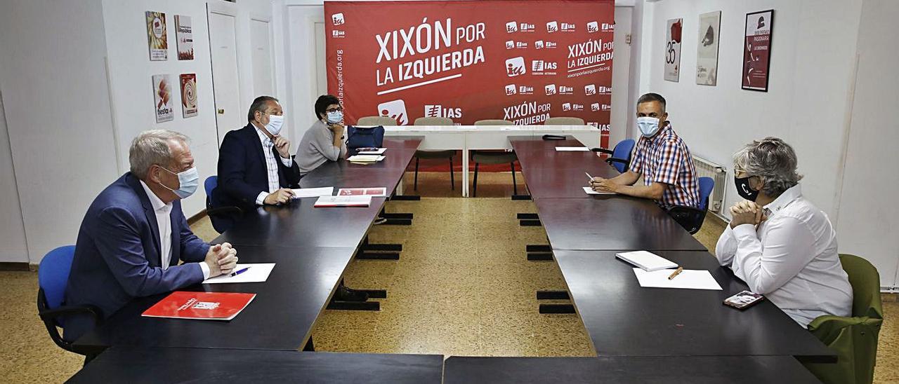 Aurelio Martín, Faustino Sabino y Ana Castaño, por IU, frente a Iván Fernández Ardura y Ana González, por el PSOE, en la última reunión de la comisión de seguimiento del pacto de gobierno, en la sede de IU, en julio de 2020. | Ángel González