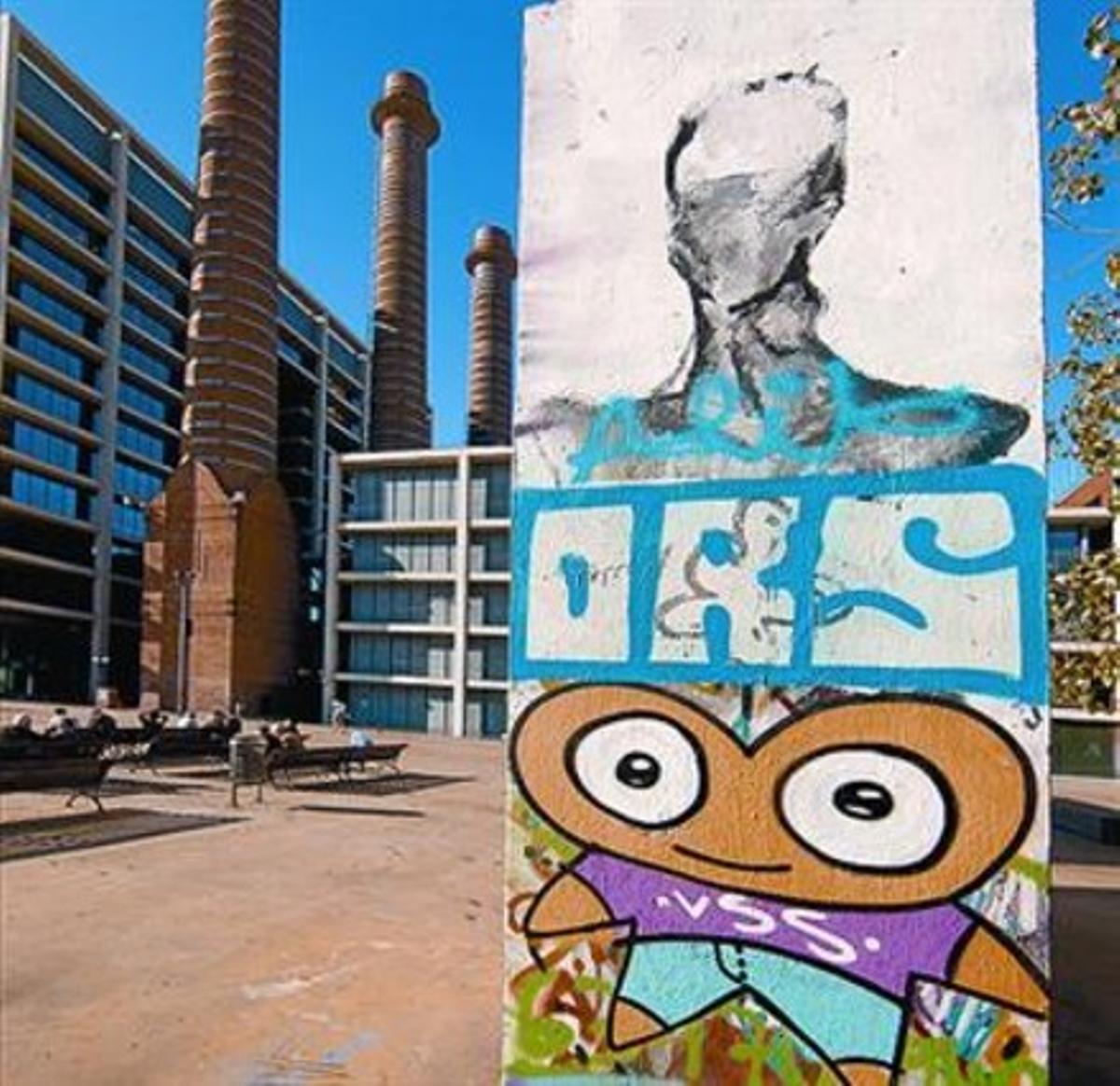 Rosa Puig, ante un grafito del Raval.