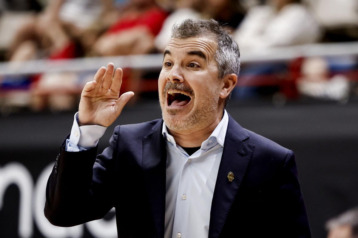TORREJÓN DE ARDOZ (MADRID), 27/09/2026.- El entrenador del Valencia Basket F Javier Torralba, durante el partido de la final de la Supercopa LF Endesa entre el Valencia Basket F y el Innova-Tsn Leganés, este domingo en el pabellón Jorge Garbajosa de Torrejón de Ardoz.-EFE/ Sergio Pérez