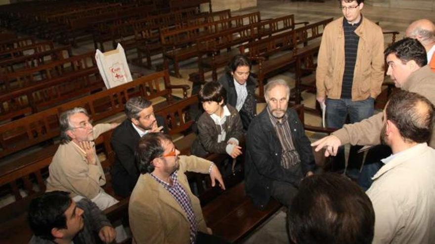 Los cargos festeros durante el ensayo de la misa mayor a San Jorge con mayorales.