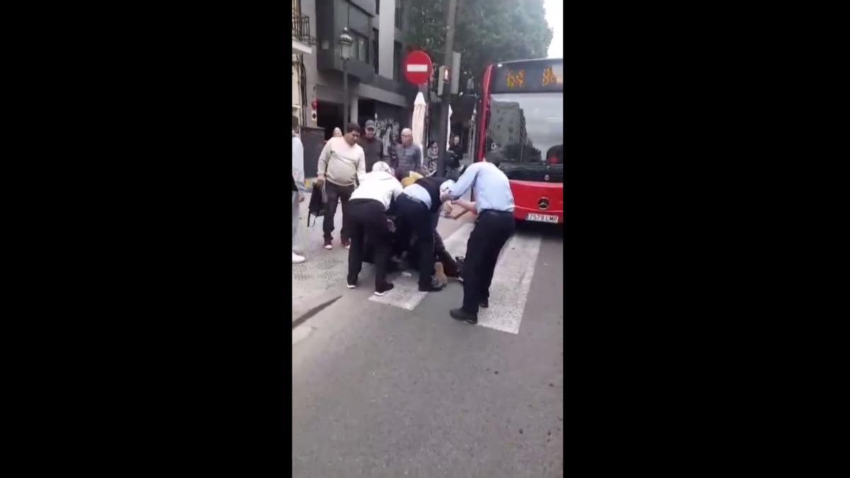 Los pasajeros de un bus de la EMT reducen a un viajero