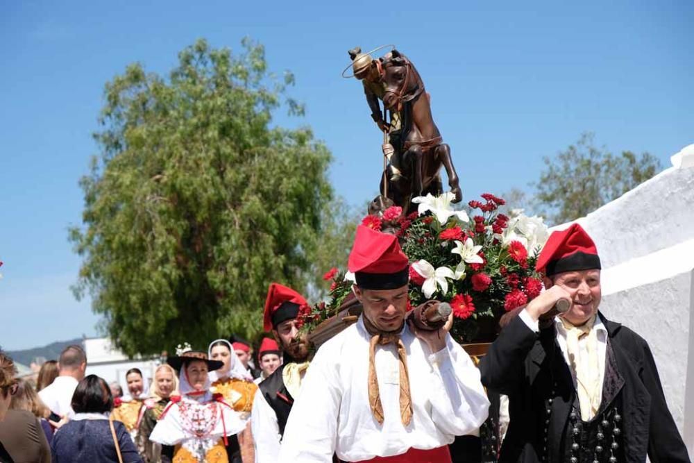 Han disfrutado de la misa, procesión y de un desfile de carros antiguos