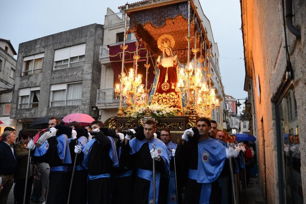 Recreacion de la Semana Santa de Cangas para el encuentro de cofradias que tuvo que ser acortado por las lluvias