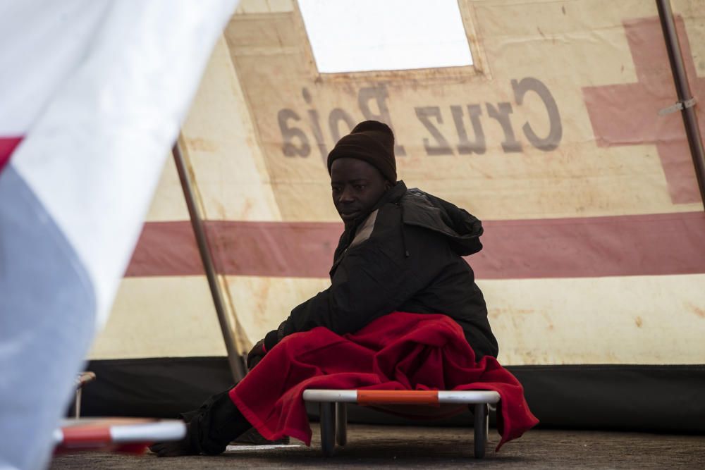 TRASLADAN AL PUERTO DE MÁLAGA A 54 INMIGRANTES ...