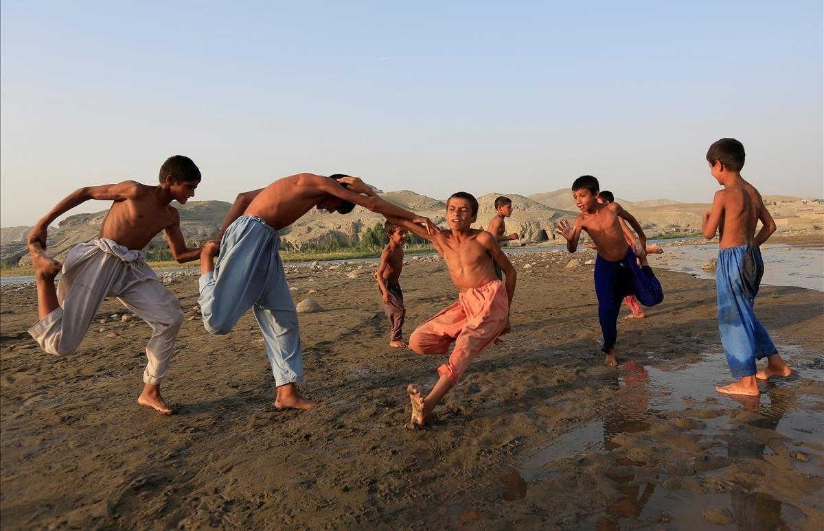 Niños afganos jugando en las afueras de la ciudad de Jalalabad, Afganistán.