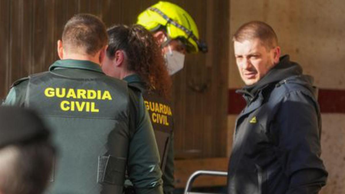 Guàrdies civils inspeccionen el luger de l’accident. ahir. |  JORGE GIL / EUROPA PRESS