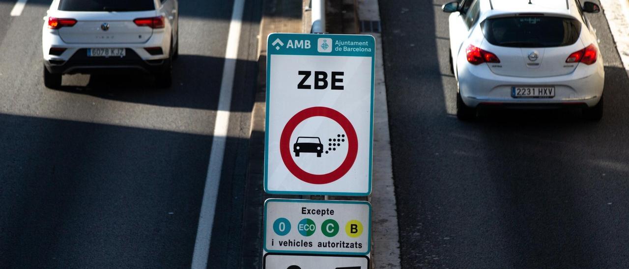 Señalización de la Zona de Bajas Emisiones de Barcelona.