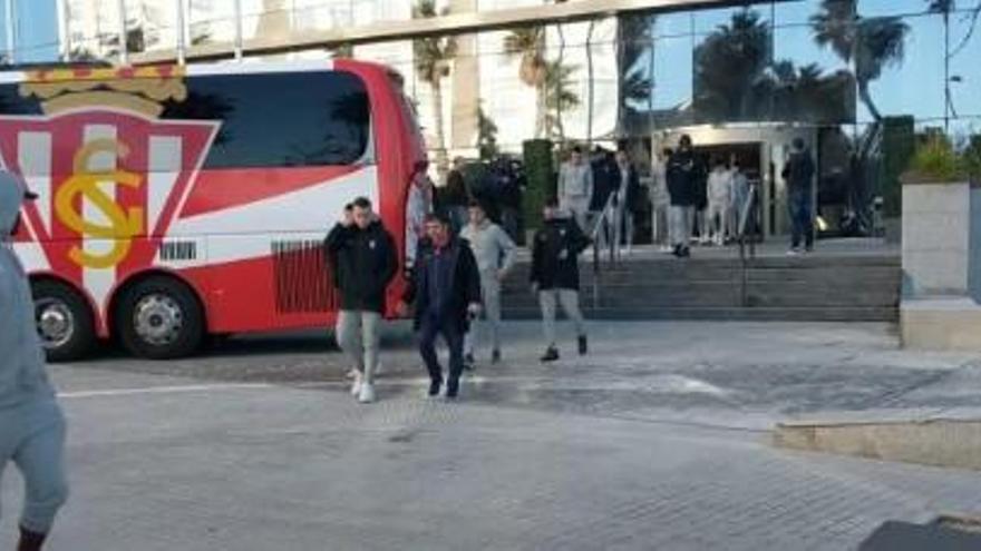 José Alberto insinúa los seis descartes para la Copa: Mariño, Carmona, Canella, Sousa, Peybernes y Álvaro Jiménez se quedan fuera del paseo matinal del Sporting