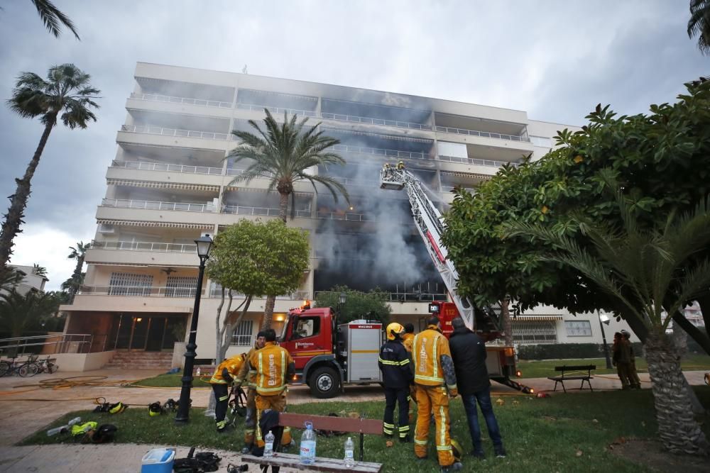 Dos bomberos heridos en un incendio provocado en un piso en Torrevieja. La Guardia Civil ha rescatado al residente de un primer piso que habría provocado las llamas en un intento de suicidio.