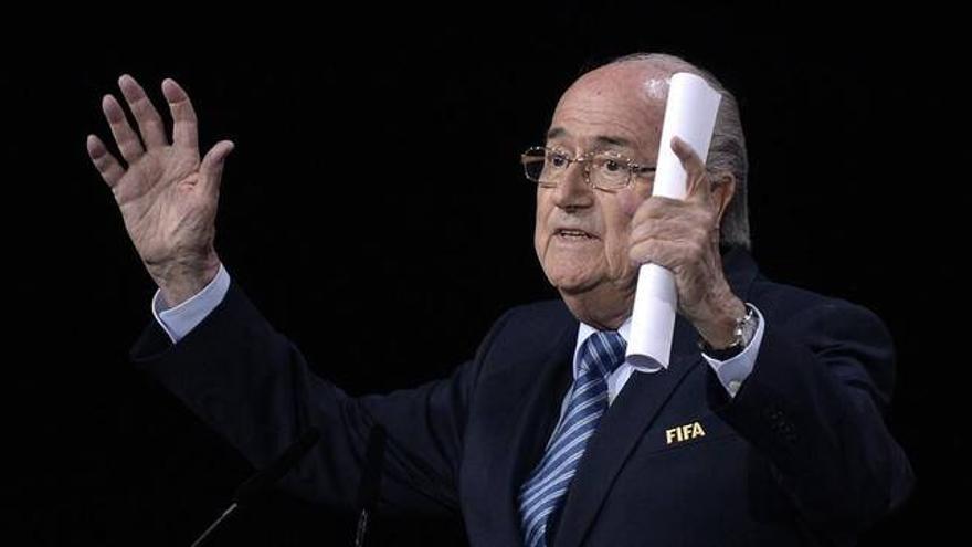 Pese a la crisis de corrupción, Blatter gana fácil un quinto mandato