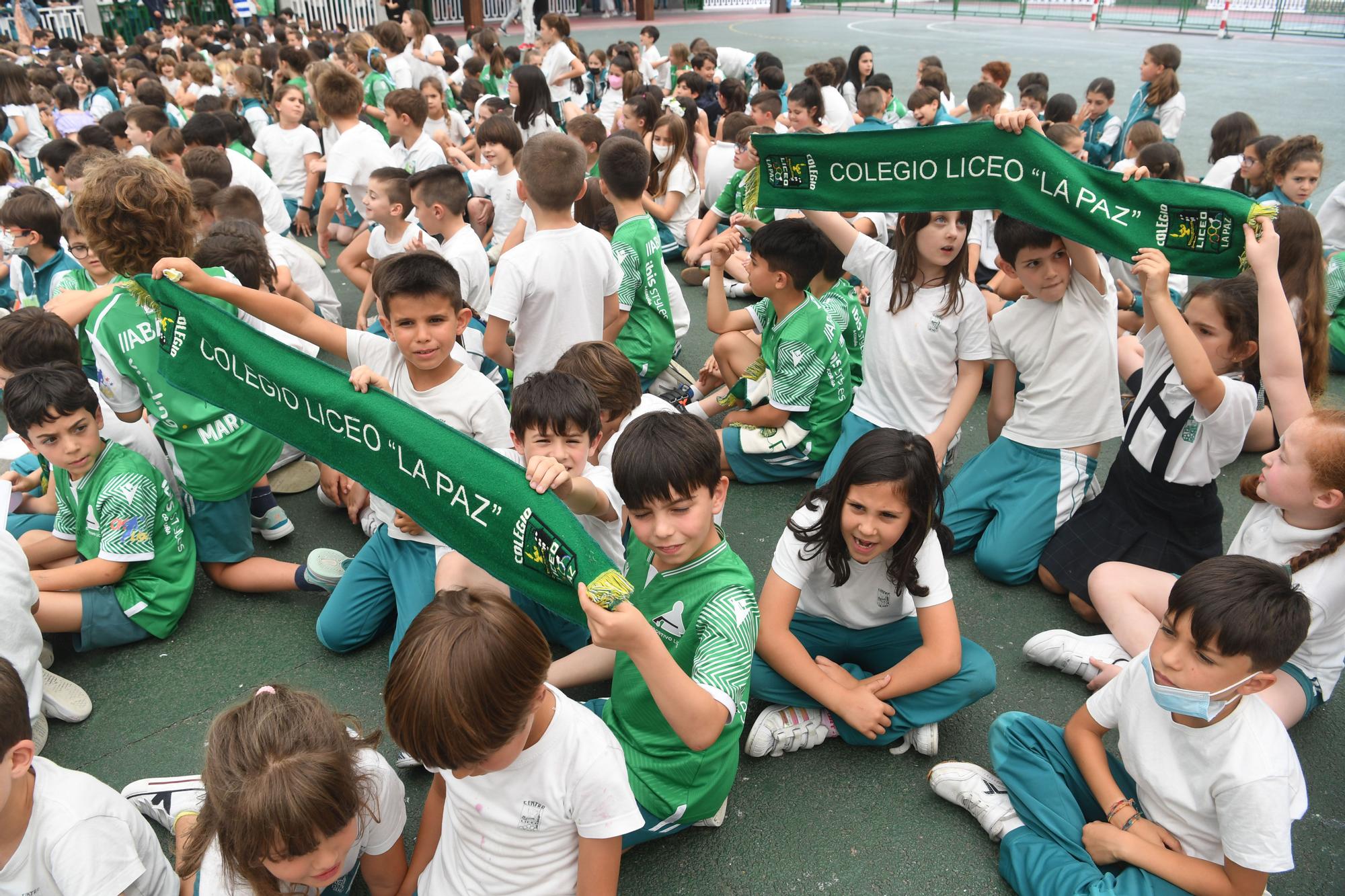 Los alumnos del Colegio Liceo La Paz reciben a su equipo, campeón de la OK Liga