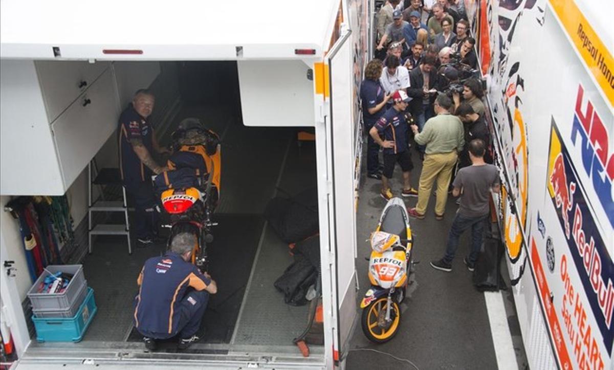 Marc Márquez atén a la premsa entre els camions del seu equip. Marc Márquez atén a la premsa entre els camions del seu equip.