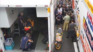 Marc Márquez atén a la premsa entre els camions del seu equip.