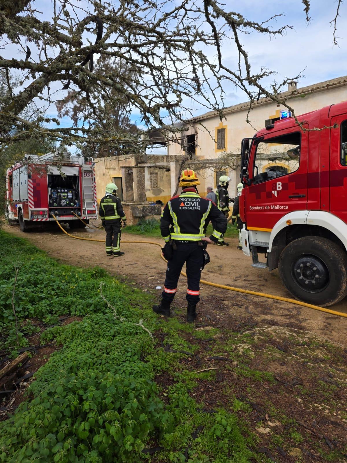 Una mujer ha resultado herida al saltar de un primer piso de una casa de campo incendiada en Llucmajor