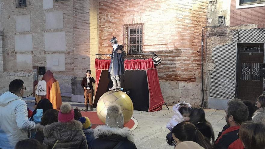"Tiritirantes" llena de teatro y humor la Plaza Mayor | C. T.