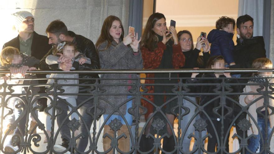 Cabalgata de Reyes en Vigo 2019 | Iker Casillas y Sara Carbonero disfrutan de la Cabalgata de Vigo