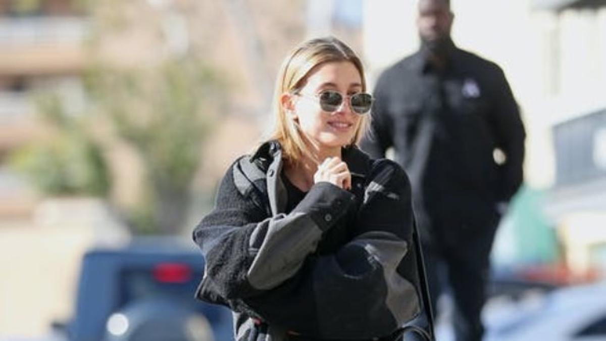 Hailey Bieber con bolso 16 soft de Celine