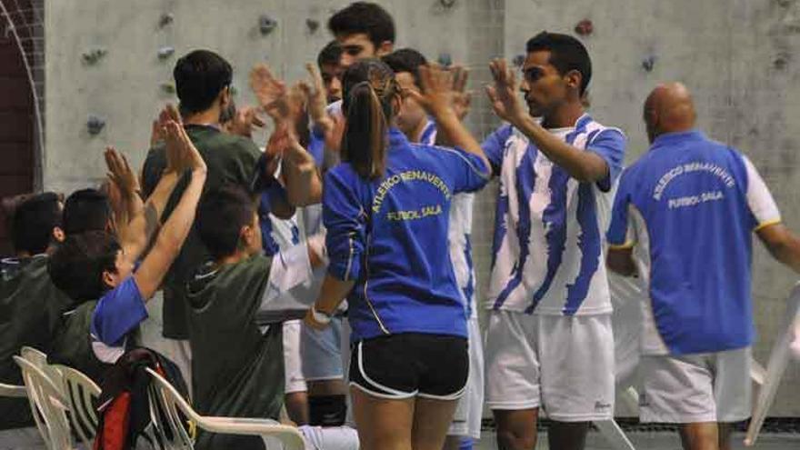 Los juveniles se animan en el banquillo.