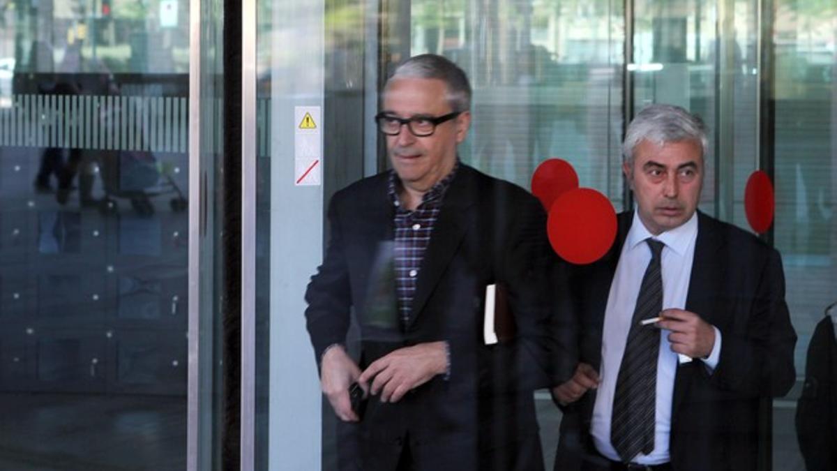 El exsecretario general de la ACM, Josep Maria Matas (derecha), sale de la Ciutat de la Justícia acompañado de su abogado, el pasado 17 de abril.