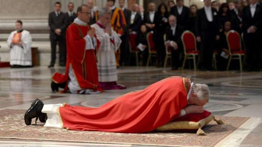 El papa Francisco reza en el suelo, el viernes, en la basílica de San Pedro. / efe