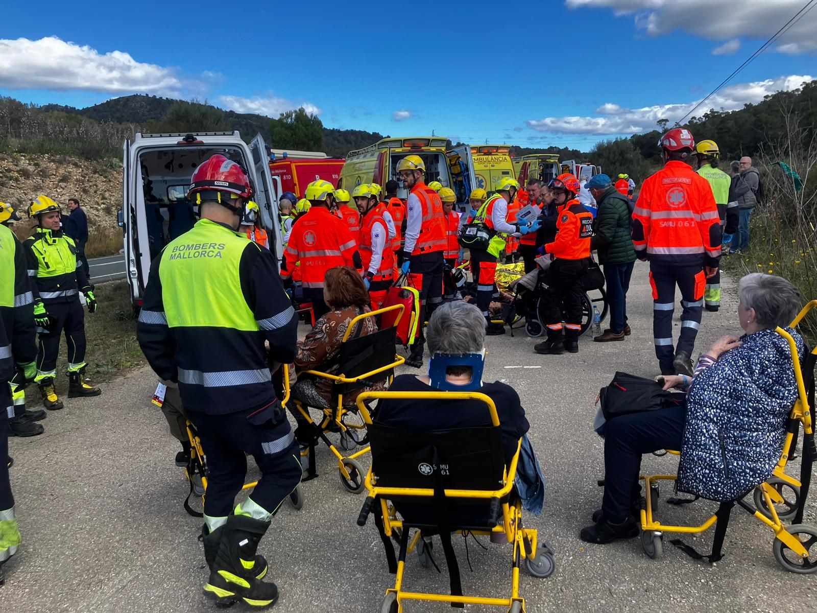 Un autobús del Imserso cae por un terraplén entre Sant Llorenç y Son Servera