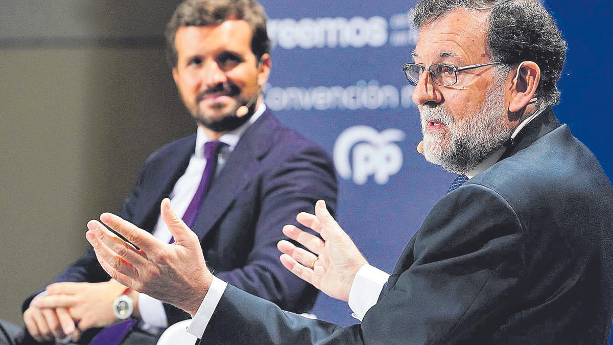 El expresidente del Gobierno Mariano Rajoy, junto al líder del PP, Pablo Casado, el pasado 27 de septiembre de 2021, durante la primera etapa de la convención nacional itinerante del partido, en Santiago de Compostela.