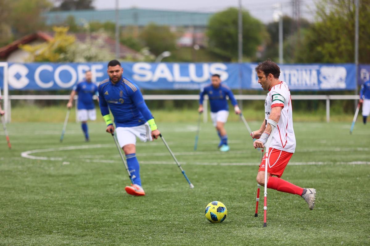 EN IMÁGENES: Así se juega al fútbol con una pierna menos y dos muletas EN IMÁGENES: Así se juega al fútbol con una pierna menos y dos muletas