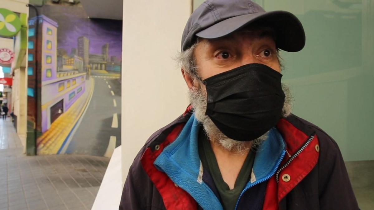El testimonio de Carlos Zamorano, el mendigo de Alicante que tuvo que rescatar sus pertenencias de la basura después de que la Policía se las tirara a un contenedor