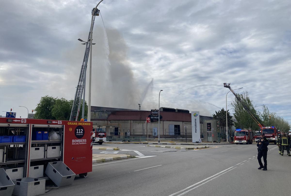 Incendio en la nave de la empresa cárnica Schara en Mercabarna.