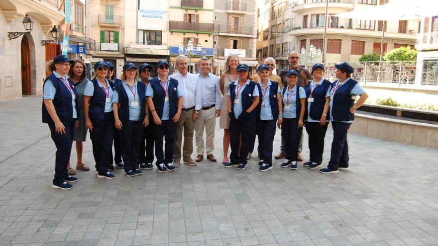 Las once agentes cívicas esta mañana, con el alcalde, antes de iniciar su trabajo