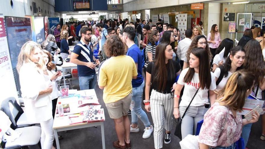 El Foro de Empleo atrajo a numerosos estudiantes en busca de información laboral o un empleo.