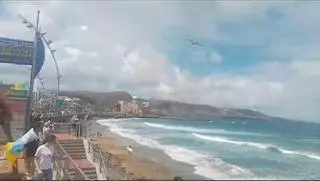 Las maniobras de un hidroavión sorprenden a los manifestantes del 20A