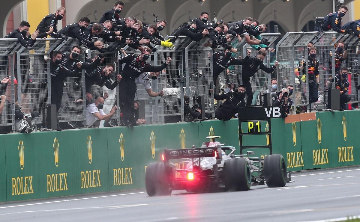 Istanbul (Turkey), 10/10/2021.- Finnish Formula One driver Valteri Bottas of Mercedes-AMG Petronas crosses the finish line to win the Formula One Grand Prix of Turkey at the Intercity Istanbul Park circuit in Istanbul, Turkey, 10 October 2021. (Fórmula Uno, Turquía, Estanbul) EFE/EPA/SEDAT SUNA. gp turquia 2021. estambul
