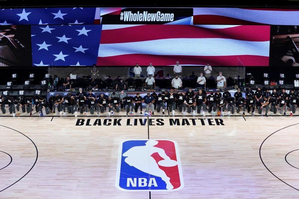 Jugadors de la NBA amb el genoll a terra en un potent missatge contra el racisme