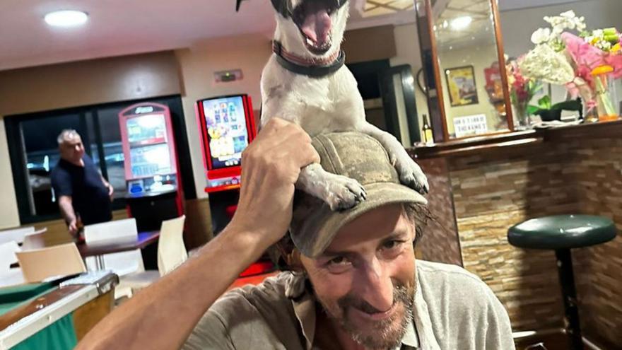 Javier Santomé, con su mascota, María.   | // FDV