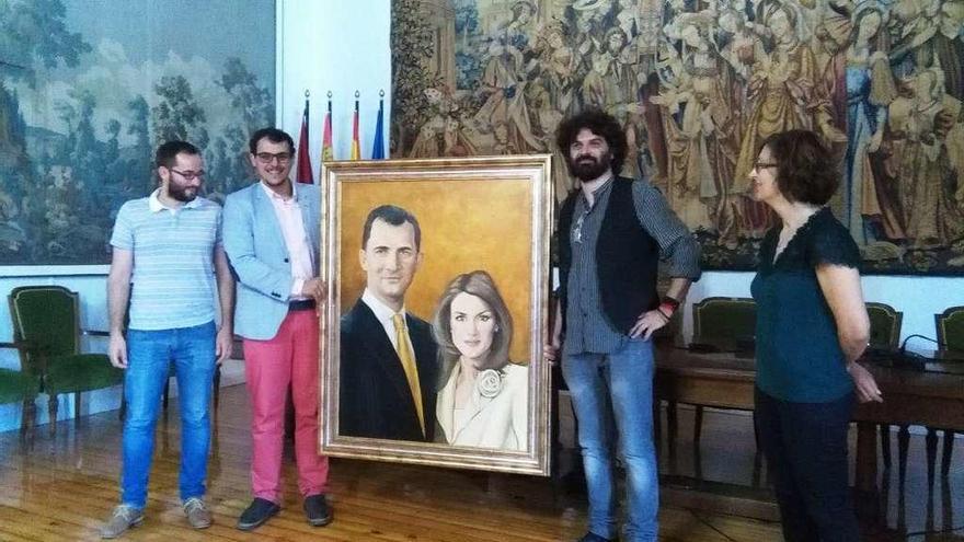 De izquierda a derecha, Samuel Bonis, Tomás del Bien, Carlos Adeva y Ruth Martín, muestran el retrato.