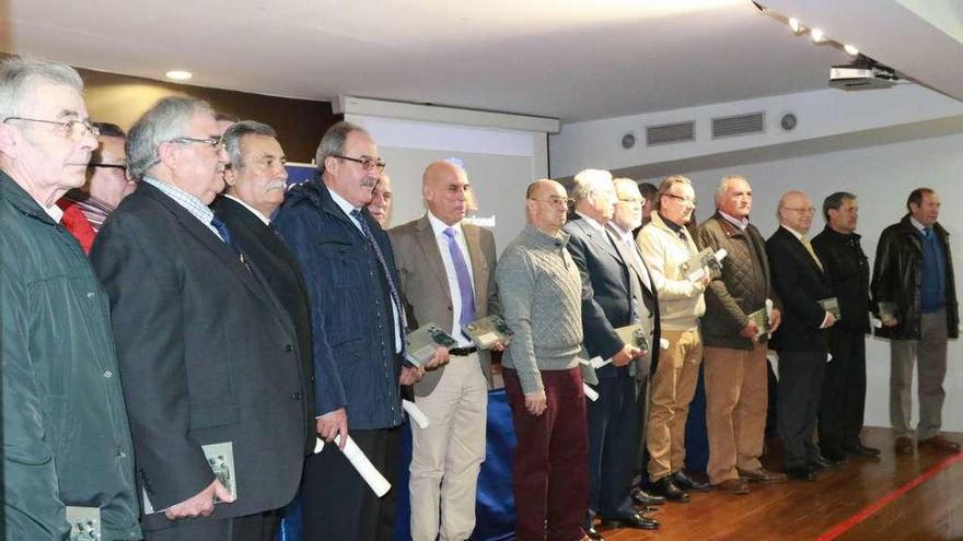 Foto de familia de los jubilados que ayer fueron reconocidos y representantes institucionales.