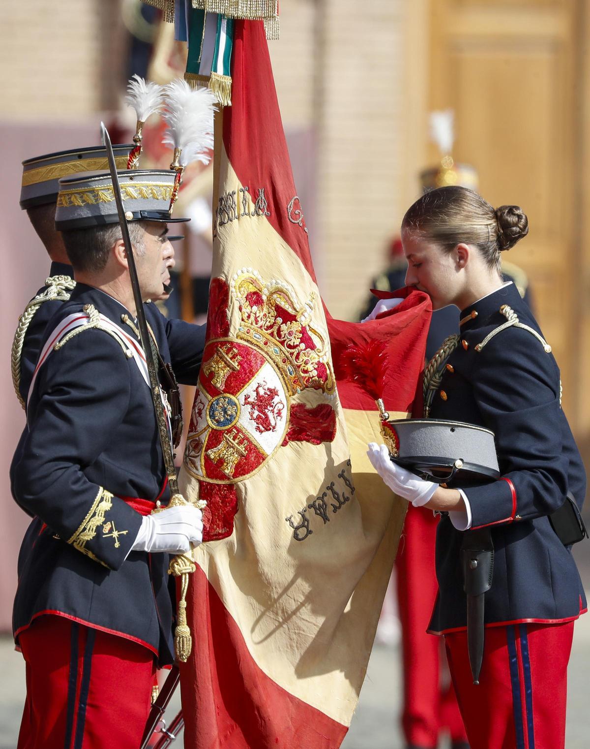 La princesa Leonor jura bandera