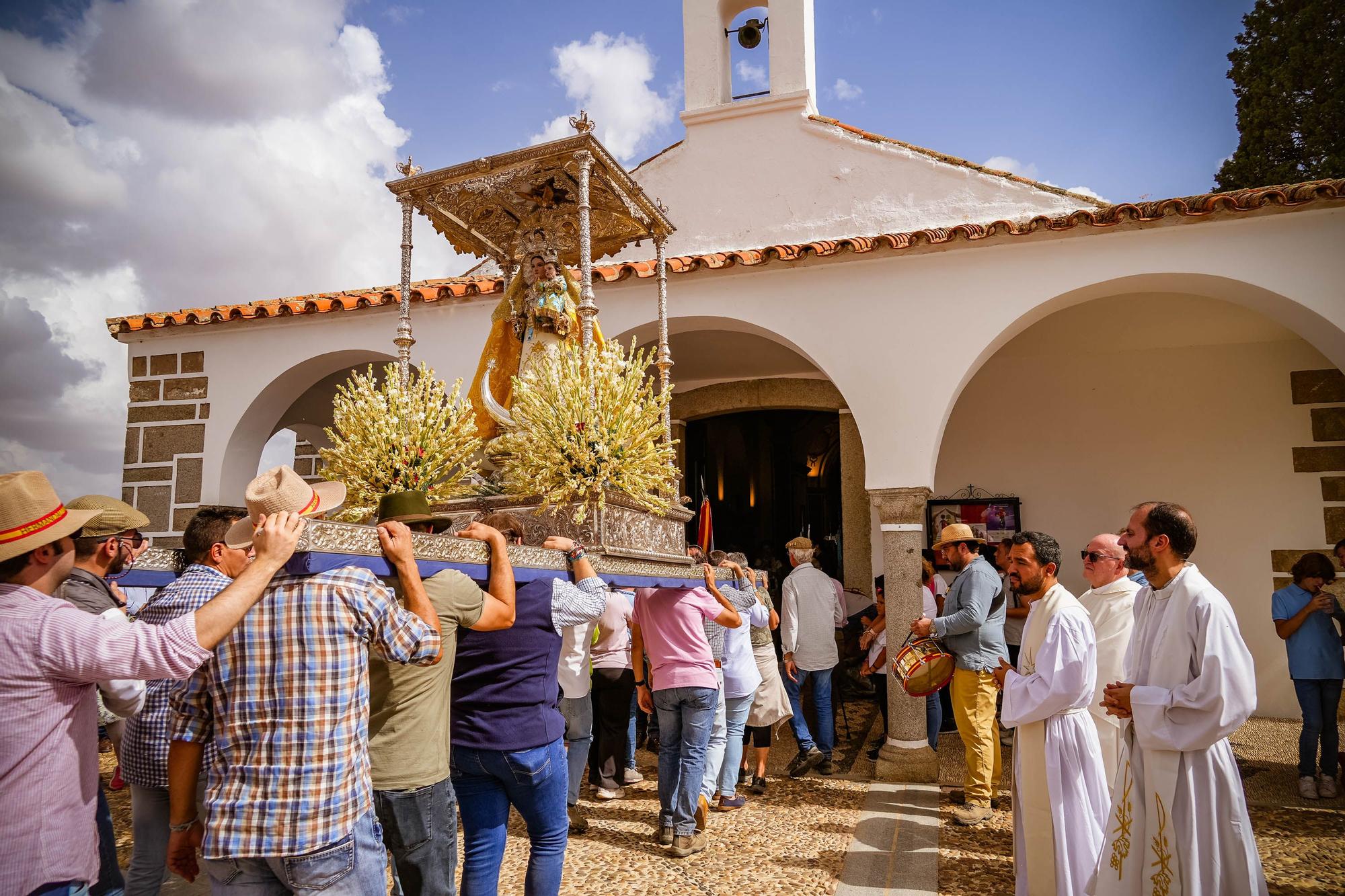 La Virgen de Luna regresa a su ermita rodeada de romeros