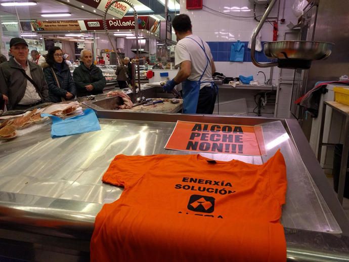 Trabajadores de Alcoa, en los mercados de A Coruña