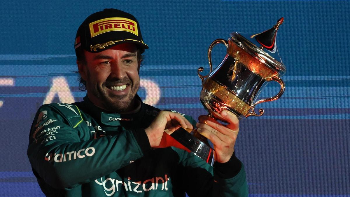 Fernando Alonso, con el trofeo en Bahrein.