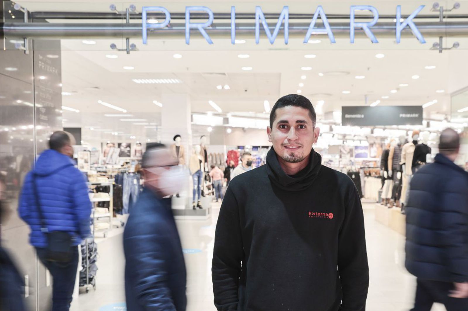 Medori, ante la tienda en la que desarrolla su trabajo.