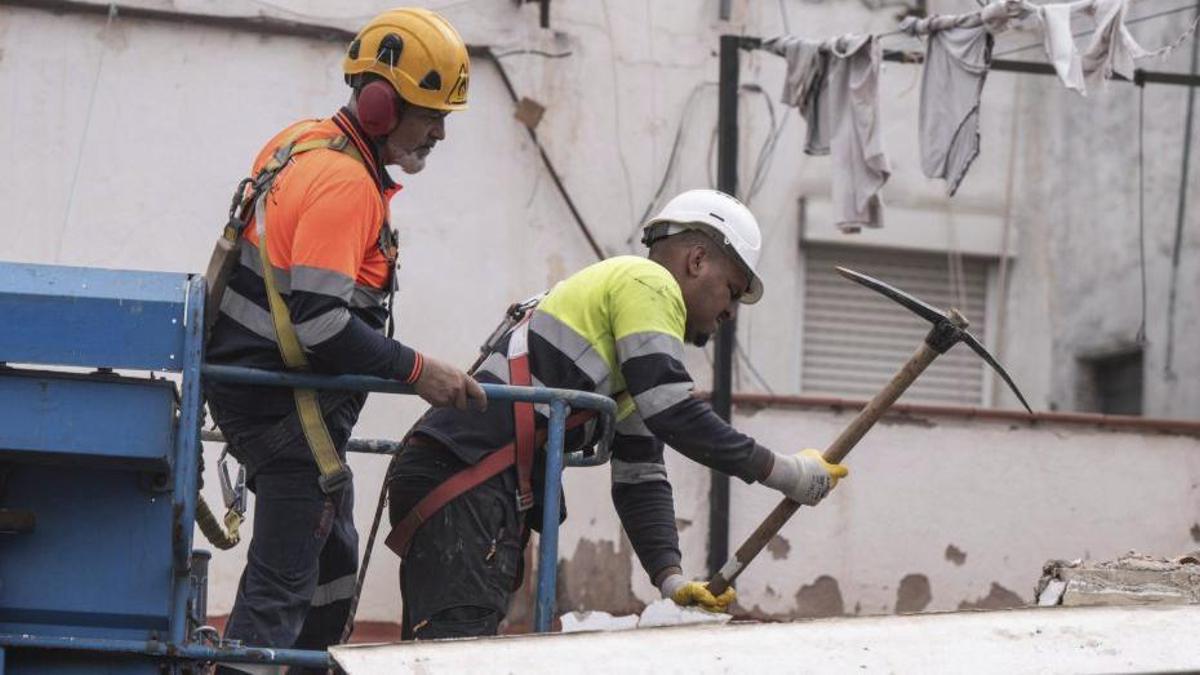 Treballadors en una obra a Badalona | ZOWY VOETEN