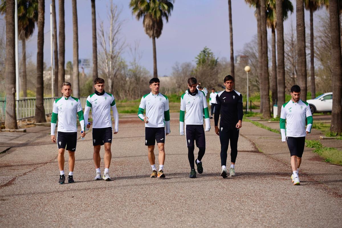 De izquierda a derecha: Isma Ruiz, Mikel Goti, Vilarrasa, Requena, Iker Álvarez y Jacobo, en su llegada a un entrenamiento.